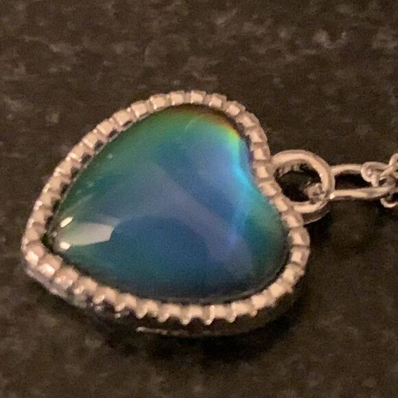 Color Changing Mood Heart Pendant on Silver Tone Chain - Retro Style Necklace - Picture 5 of 10